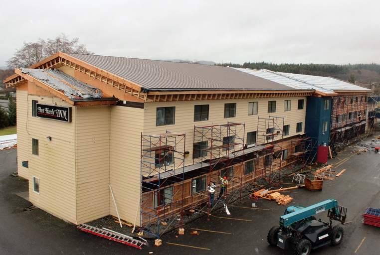Roof of Kwa’lilas Hotel nears completion at the end of February 2016